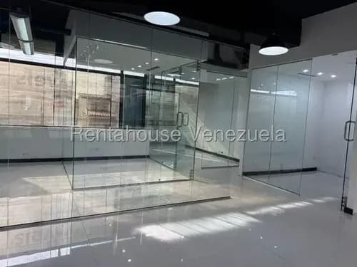 Daniela Linarez Alquila Cómoda Y Amplia Oficina De Ambiente Empresarial Con 4 Cubículos, Sala De Conferencia, Sala De Espera, Baños, Ubicada En Centro-este De Barquisimeto