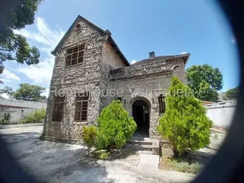 Casa De Piedra En Venta Ubicada En Av Bolivar Valencia Carabobo Codigo 26-19843