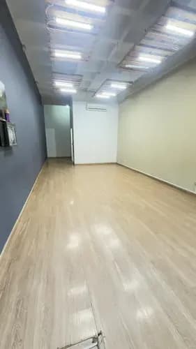 En El Centro La Colina, Los Negocios Que Crecen Eligen Bien Dónde Empezar. Este Local En Alquiler Cuenta Con 47,50 M2, Baño Propio Y Está Ubicado En Piso Medio, Donde El Movimiento Se Transforma En Op
