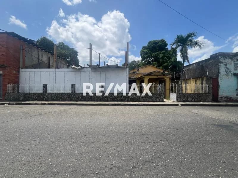 Amplio terreno con bienhechurias con proyección comercial. Acarigua estado portuguesa.