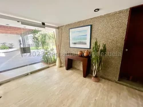 Hermoso Apartamento Remodelado En Venta En Las Mercedes, Mls #24-11158. K.o.