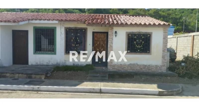 En casa en Brisas de Jalisco, ubicada en la 3era etapa de la manzana