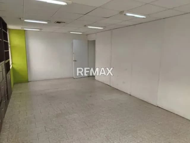 OFICINA EN VENTA. TORRE COSMOPOLITAN, MARACAY.