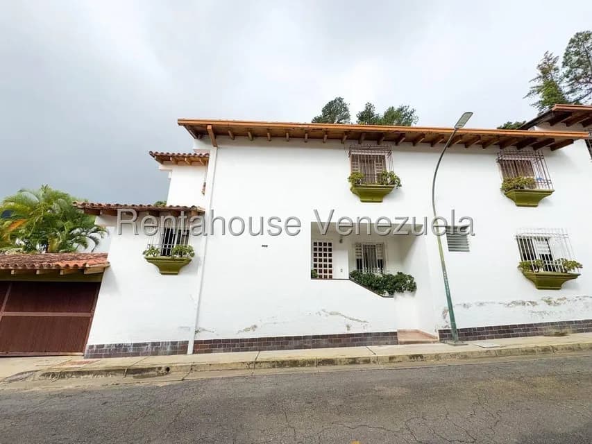 Casa (Multipes Niveles) en Venta en Lomas de Prados del Este, Distrito Metropolitano