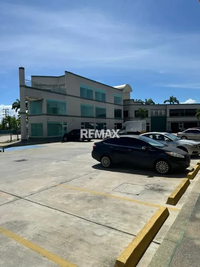 Centro Comercial Empresarial Arturo Michelena Vía aeropuerto de Valencia