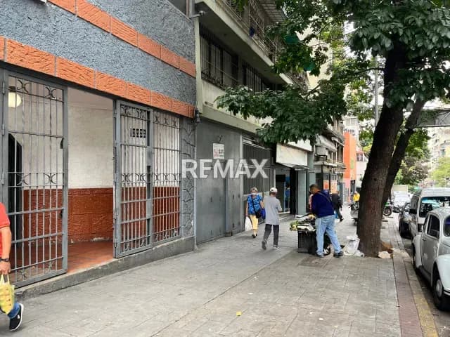 En Venta local Comercial Avda Fuerzas Armadas (edificio)