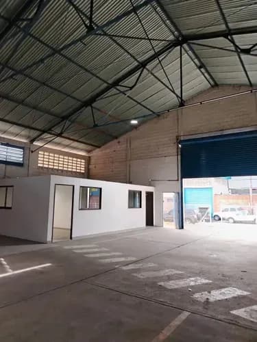 En Alquiler Galpón 800 Mts2 La Quizanda Ofic Baños Luz Trifásica Contiene Tres Transformadores De 25 Kva Cada Uno 7 Metros De Altura Sólo Clientes Gm
