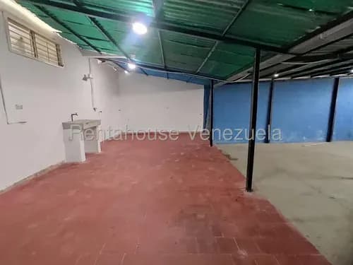 # 26- 18259 Alquiler Casa Con Servicios Constantes Y Amplio Patio Techado En El Centro Barquisimeto,lara Gm
