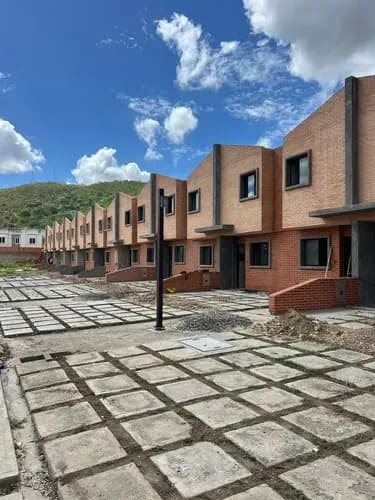 (lc) Conjunto Privado De Townhouse En Obra Blanca Con Planta Electrica 100% En Manantial Naguanagua Con Plan De Financiamiento