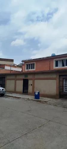 En Venta: Quinta Bifamiliar | Vista Alegre Precio: $295.000 Terreno: 508 M2 | Construcción: 760 M2 Distribución: P. Alta (360 M2): 3 Hab / 3 Baños / 2 Medios Baños. P. Baja (2 Anexos): Anexo 1 (2 O7q