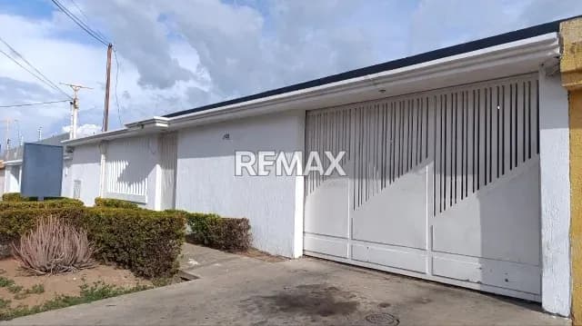 CASA EN VENTA, UBICADA EN LA URBANIZACION COROMOTO A 2 CUADRAS DE LA AVENIDA PRINCIPAL