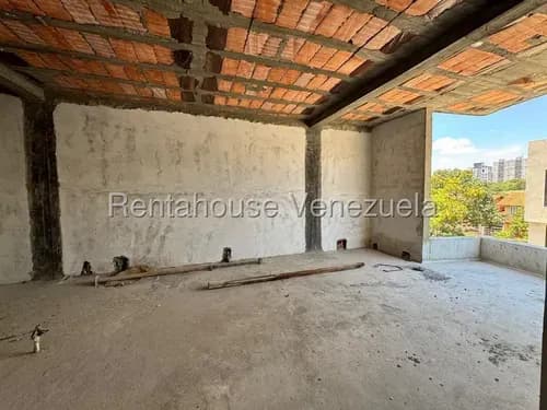 Venta En El Pedregal, Townhouse De Tres Niveles Con Terraza Fosa Para Ascensor Barquisimeto, Lara # 26-17143 Aa