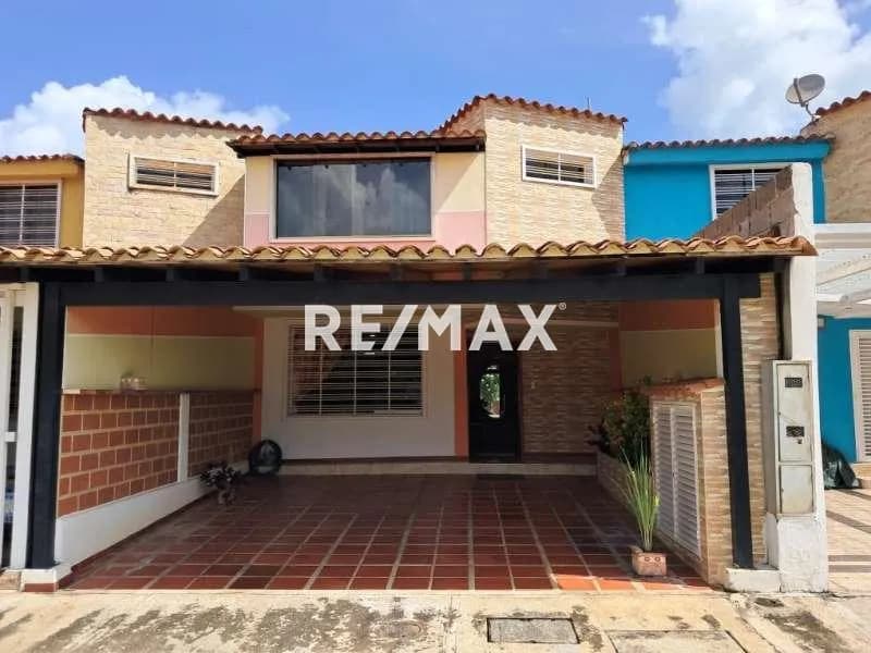 Venta amplio Town House Urb Loma Real Charallave