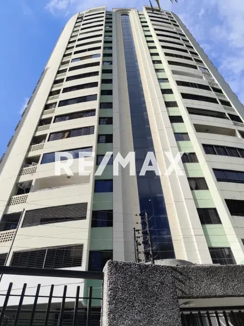 APARTAMENTO CON HERMOSA VISTA PANORÁMICA EN PISO ALTO EN LAS CHIMENEAS, RES ALTO CLARO