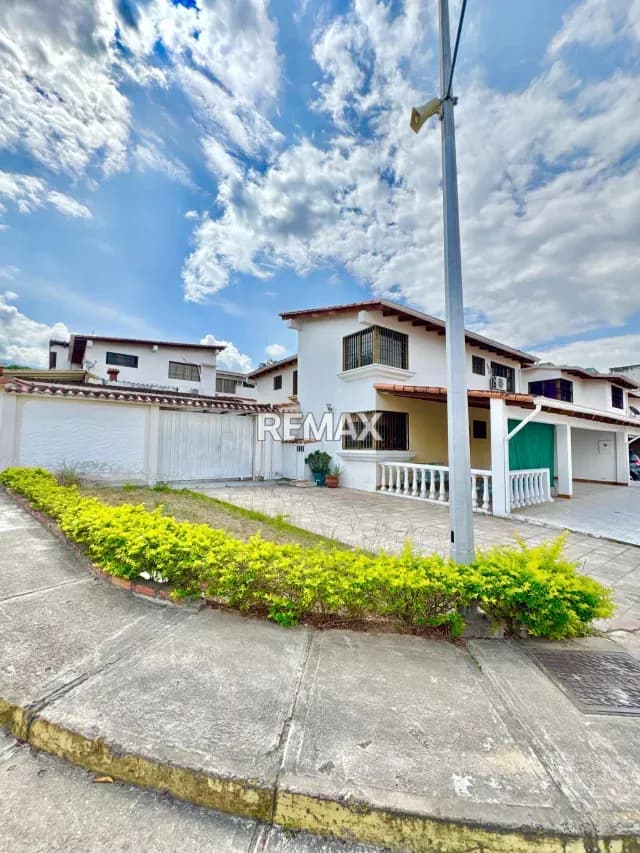 SE VENDE CASA EN LOS KIOSKOS