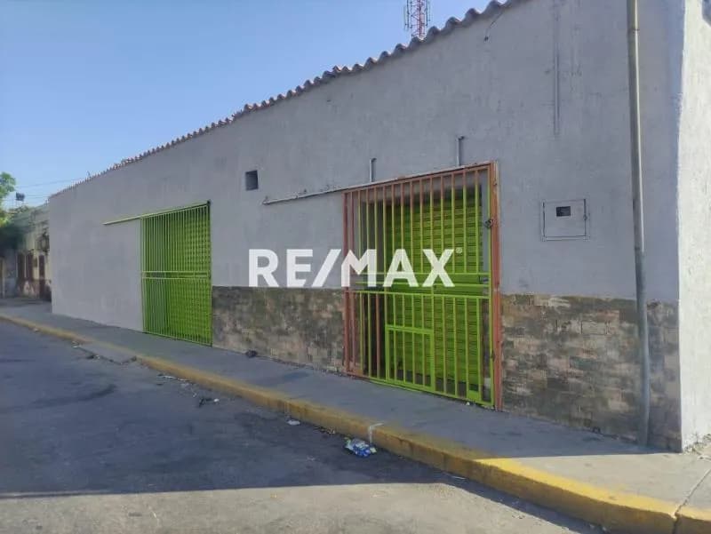 SE VENDE CASA COMERCIAL EN BARQUISIMETO, CON 3, LOCALES CON EXCELENTE UBICACIÓN.