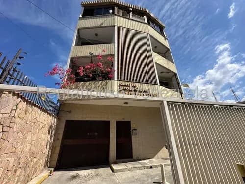 Edificio Comercial De 4 Pisos En Venta En Pleno Centro Maracay Calle Rivas Con Ascensor Estef 25-16095
