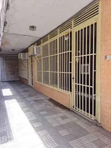 Local En Venta, Edificio Don Pelayo, 143 M2 En Planta Baja Con Aires Nuevos, Abril Sn