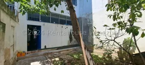 Gran Edifico De 4 Pisos En Venta Con Gran Ubicación! Tiene Grandes Espacios Varias Divisiones, Sirve De Deposito O Como Vivienda Multifamiliar En Prado De Maria Mls #24-21601