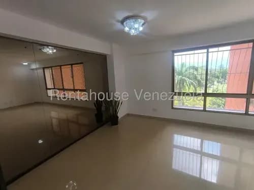 En Venta Apartamento Iluminado De Gran Tamaño Piso Medio En La Av Bolivar Valencia, Diana C, 26-18943