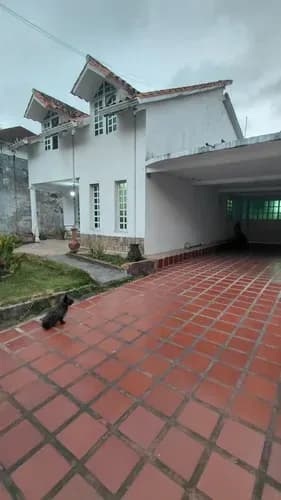 Casa De 190 Mts En Terreno De 500 Mts 4 Hab 4 Baños 3 Puestos Agua De Pozo Gas Directo Internet Por Fibra Óptica Cocina Empotrada Con Tope Amplios Jardines Área Social Con Parrillera Documentos Al Día