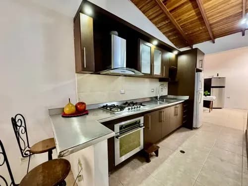 Casa De 2 Plantas Amoblada Alquiler La Castellana San Cristobal Tachira Piscina, Cancha, Parque, Salón De Fiesta Y Gas A Granel