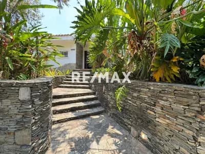 En venta casa en la Urb. La Viña - calle Páez (el mejor urbanismo de alta revalorización con estricta seguridad)
