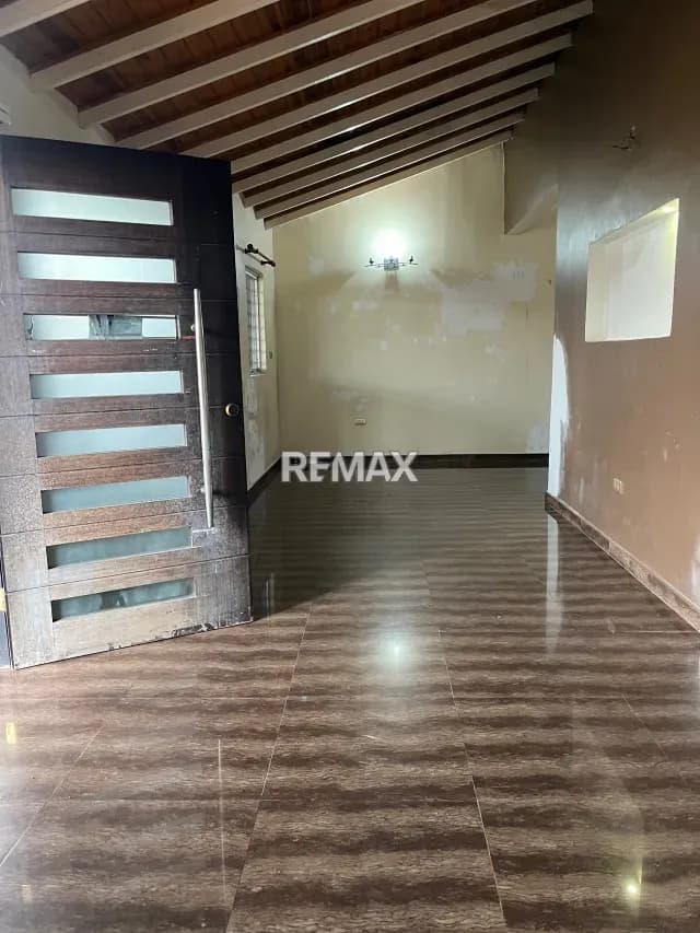 Disponible para la venta casa ampliada en Urb lomas de santa Sofía