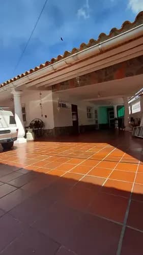Excelente Casa De Un Nivel De Poca Data 350 Mts En Terreno De 650 Mts 5 Hab Con Baño 6 Puestos Más 3 Para Visitantes Tanque De 20.000 Lts Amplia Área Social Con Parrillera Cocina Auxiliar Terraza Vist