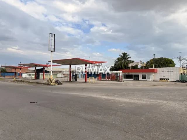 Terreno en venta en Valencia con estación de servicio, permisos vigentes y locales comerciales