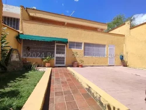 Tg Casa En Venta En El Marques Con Excelente Patio Trasero, En Calle Cerrada, Estupenda! 26-20753