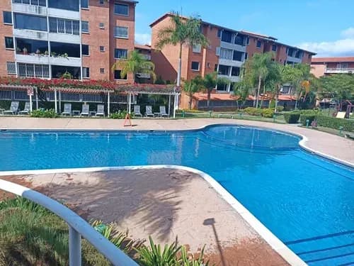 Se Vende Un Apartamento, Área De Construcción 95 Mts2, Consta De 3 Habitaciones, 2 Baños Y 1 Puesto De Estacionamiento. Piso De Porcelanato, Los 2 Baños Remodelados, Tiene Closet En Las 3 Habitaciones