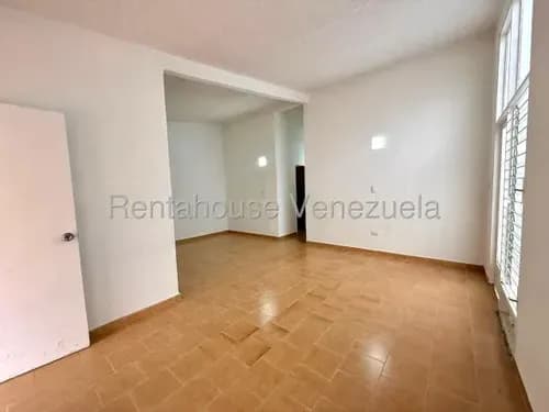 Daniela Linarez Vende Hermosa Y Amplia Con 3 Habitaciones, 2 Baños, Cocina, Sala, Comedor, Recibo, Área De Lavandería Con Tanque De 1000 Litros Con Bomba, Extenso Patio, El Recreo Cabudare