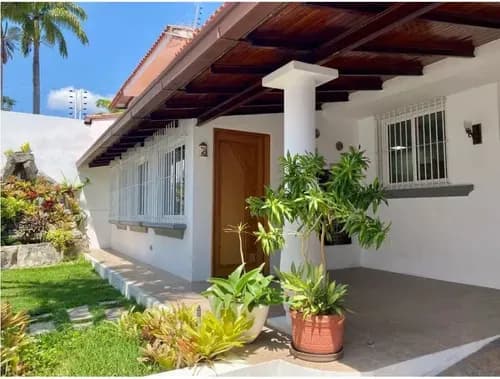 329 Mts2 De Terreno / 329 Mts2 De Construcción. 4 Niveles. 4 Habitaciones + 1 De Servicio. 1 Estudio. 4 Baños. Área De Lavandero. 3 Puestos De Estacionamiento Con Portón Eléctrico. 1 M