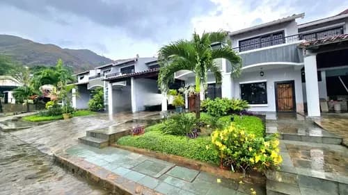 Townhouse En Venta Ubicado En Urbanización Privada En La Vía Principal Del Castaño Jm