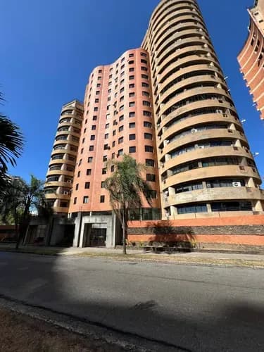 Apartamento En Venta En Los Mangos, Tipo Estudio, Equipado, Piso Alto, Planta Y Pozo. Hp