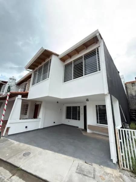 ¡Oportunidad de Venta! Hermosa Casa en Villa Country – San Cristóbal