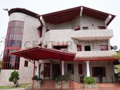 Casa en venta de tres niveles en Merida