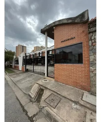 Town House En Venta Res Mucuruba Mañongo