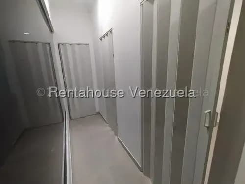 Karen Burgos Vende Excelente Oficina Al Este De Barquisimeto, Cód. 26-3869, Cubículos Con Aire Integral, Estacionamiento Para Visitantes.