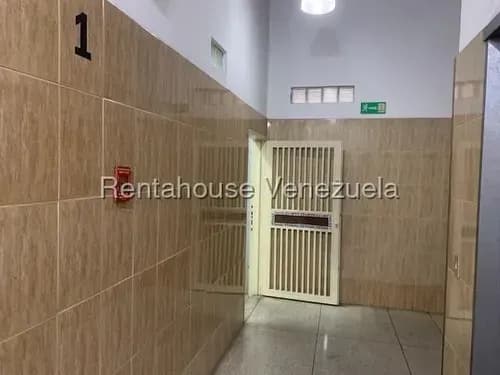 Amplio Local Comercial De 1177,50 M2. Mls #25-21889