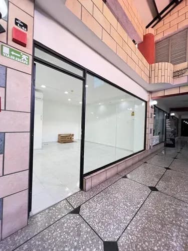 Se Alquila Local De Súper Oportunidad *local En El C.c Montebianco En Plena Av. Bolivar Norte* Excelente Ubicación De Alto Tráfico. An