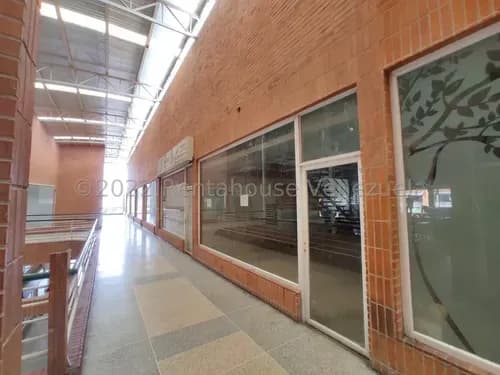 Jip 25-13128. Rentahouse Vende Local Comercial De 40.43 Mts2, En El Prestigioso Y Moderno Centro Comercial Urb Corinsa. Cagua