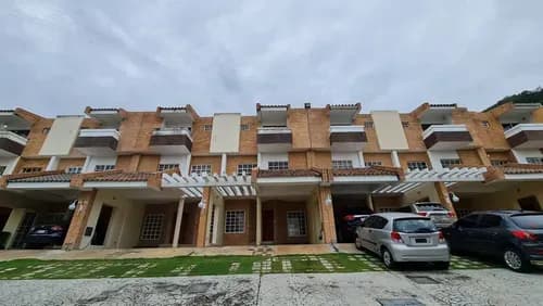Townhouse Monte Plata Planta 100% Y Pozo. El Townhouse Está Dispuesto En Tres Niveles.