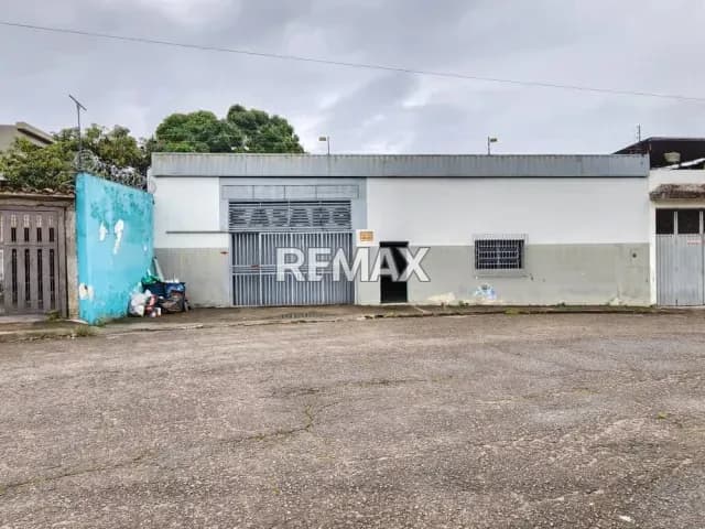 En Alquiler galpon comercial ubicado en zorca