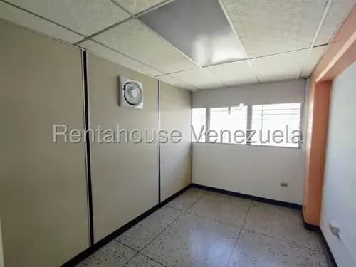 En Venta Estupenda Oficina En Centro De Barquisimeto, Cód. 25-17084, Maritza Lucena, Ideal Para Movilizarse Ya Que Esta Cerca A Entes Públicos.