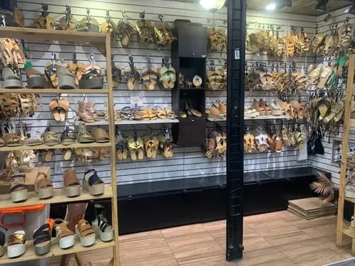 Dc Venta De Local Comercial En Avenida Bolívar Norte Con Mezzanina. Principio De Pasillo.