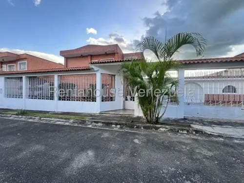 Jip 26-10409. Rentahouse Vende Casa Duplex De 219 Mts2, 4 Hab, 4 Baños, 4 P/e, Conectada A Pozo, Vigilancia Privada. En Urb Los Chaguaramos, La Victoria.