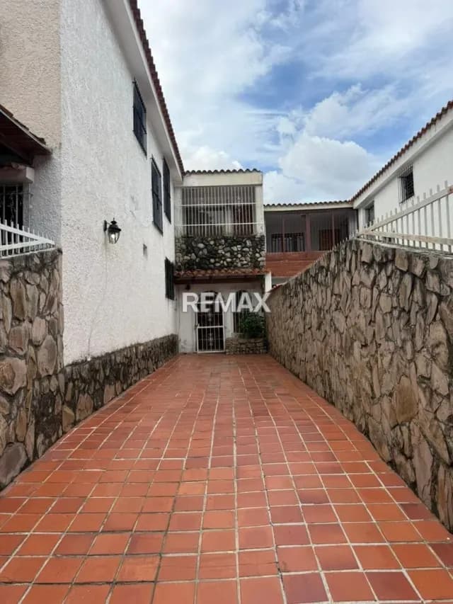 CASA A REMODELAR EN VENTA - URB. PREBO calle cerrada