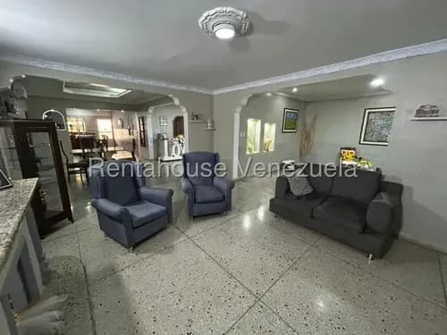 María Valera Vende Majestuosa Casa Semi Amoblada En Venta En San Felipe, Moderna Cocina Equipada, Hermosas Salas, Amplio Comedor, Habitaciones Con Sus Closets Y 4 Baños.